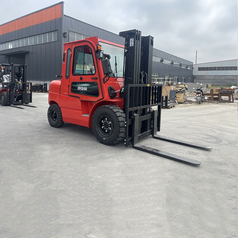 China Factory 5 Ton Diesel Forklift with Japanese Engine Warehouse Containers Available