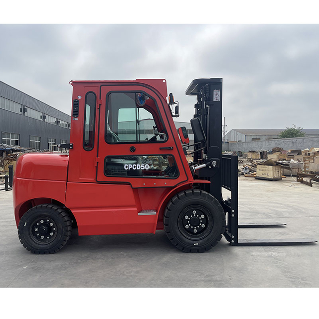 China Factory 5 Ton Diesel Forklift with Japanese Engine Warehouse Containers Available