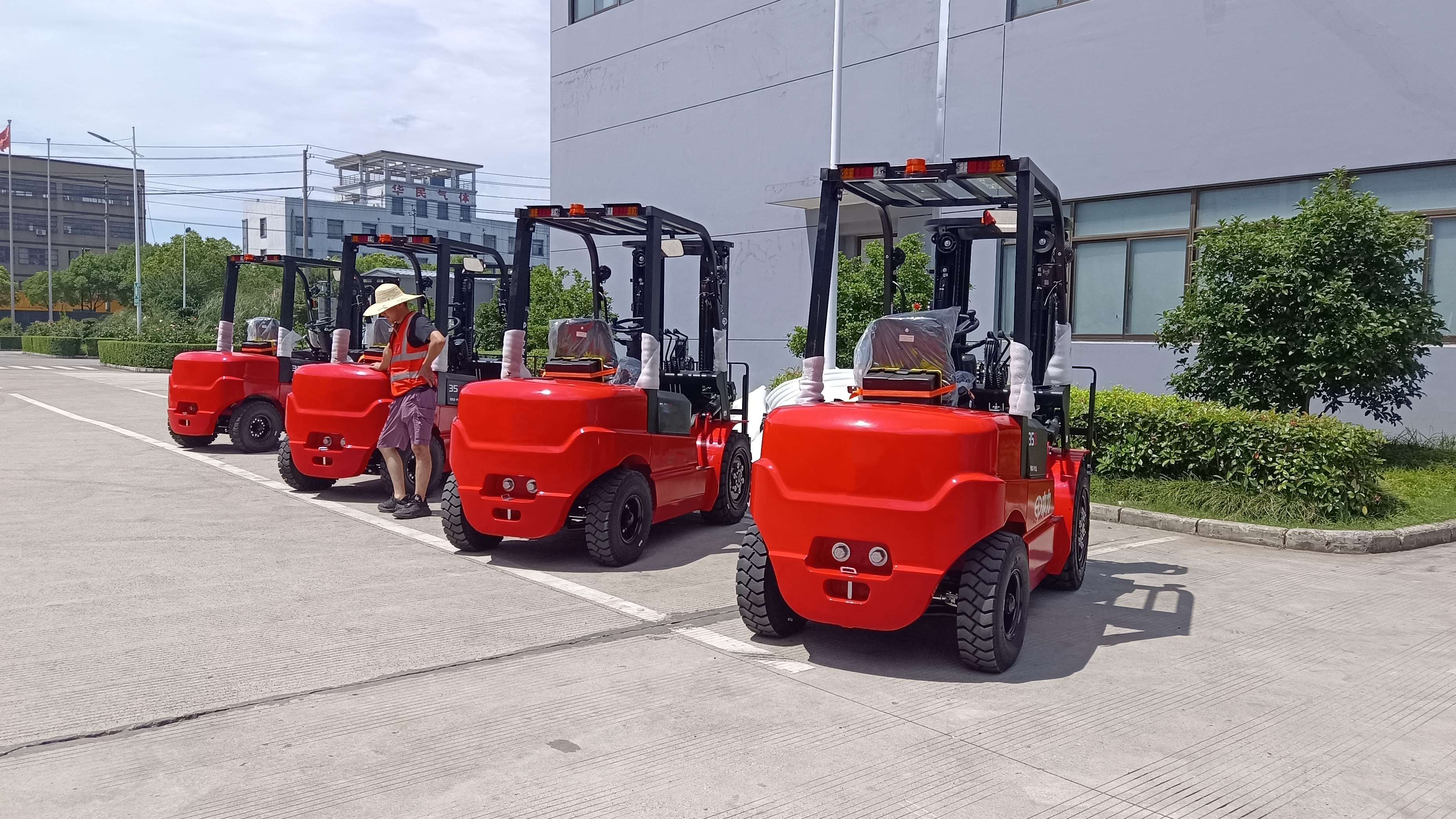 Four-wheel Lithium Batteries Operated Electric Forklift